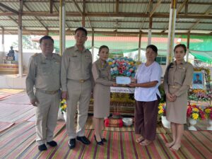 นางธัญญลักษณ์  เกียรติกุลไทย ผอ.สพม.กาฬสินธ์ุ  มอบพวงหรีดและเงินสวัสดิการนักเรียนที่ประสบเหตุจมน้ำเสียชีวิต