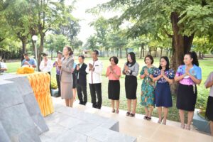 4 ตุลาคม 2566 – นางธัญญลักษณ์ เกียรติกุลไทย ผอ.สพม.กาฬสินธุ์ พร้อมด้วย รอง ผอ.สพม.กาฬสินธุ์ ทั้ง 3 ท่าน ผอ.กลุ่ม หน่วย ตลอดจนบุคลากร ร่วมสักการะสิ่งศักดิ์สิทธิ์เพื่อความเป็นสิริมงคล เนื่องในวันเข้าปฏิบัติหน้าที่ ผอ.สพม.กาฬสินธุ์ วันแรก