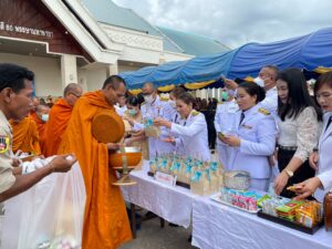 นางธัญญลักษณ์ เกียรติกุลไทย ผู้อำนวยการสำนักงานเขตพื้นที่การศึกษามัธยมศึกษากาฬสินธุ์ พร้อมด้วยคณะผู้บริหาร และตัวแทนบุคลากรในสังกัด ร่วมกิจกรรมเนื่องในวันนวมินทร์มหาราช ประจำปี 2566