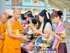 โรงเรียนเมืองกาฬสินธุ์ทำบุญตักบาตรและมอบทุนการศึกษามอบของขวัญปีใหม่ให้นักเรียน